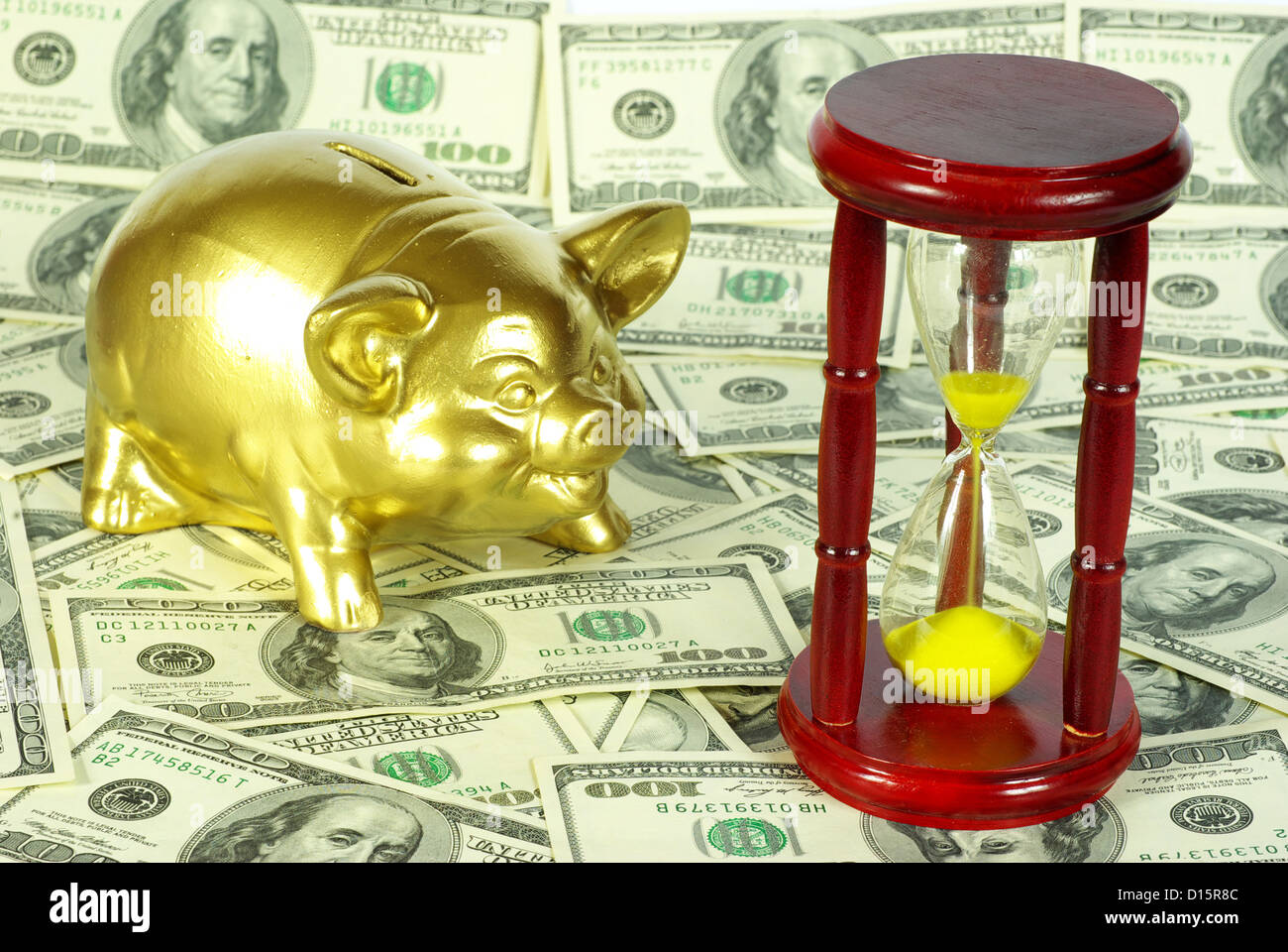 Goldene Sparschwein mit einem US-Dollar Stockfoto