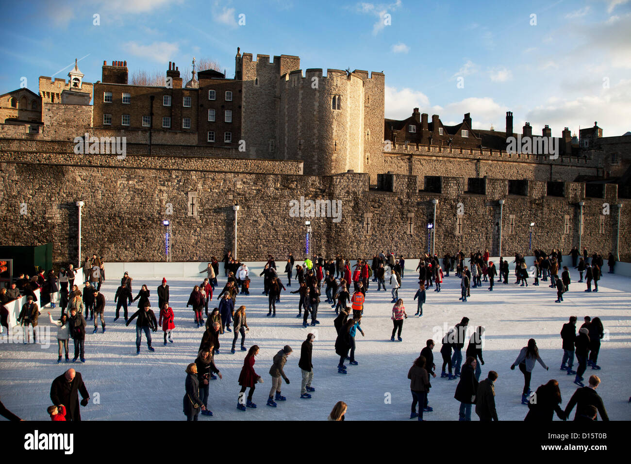 London, UK. Samstag, 8. Dezember 2012. Menschen Sie Eislaufen am Londoner Open-Air-Eisbahn auf dem Tower of London. Die Eisbahn ist gegen die prächtige Festung Zinnen, bietet eine atemberaubende Kulisse für Winter Eislaufen in der Stadt festgelegt. Stockfoto