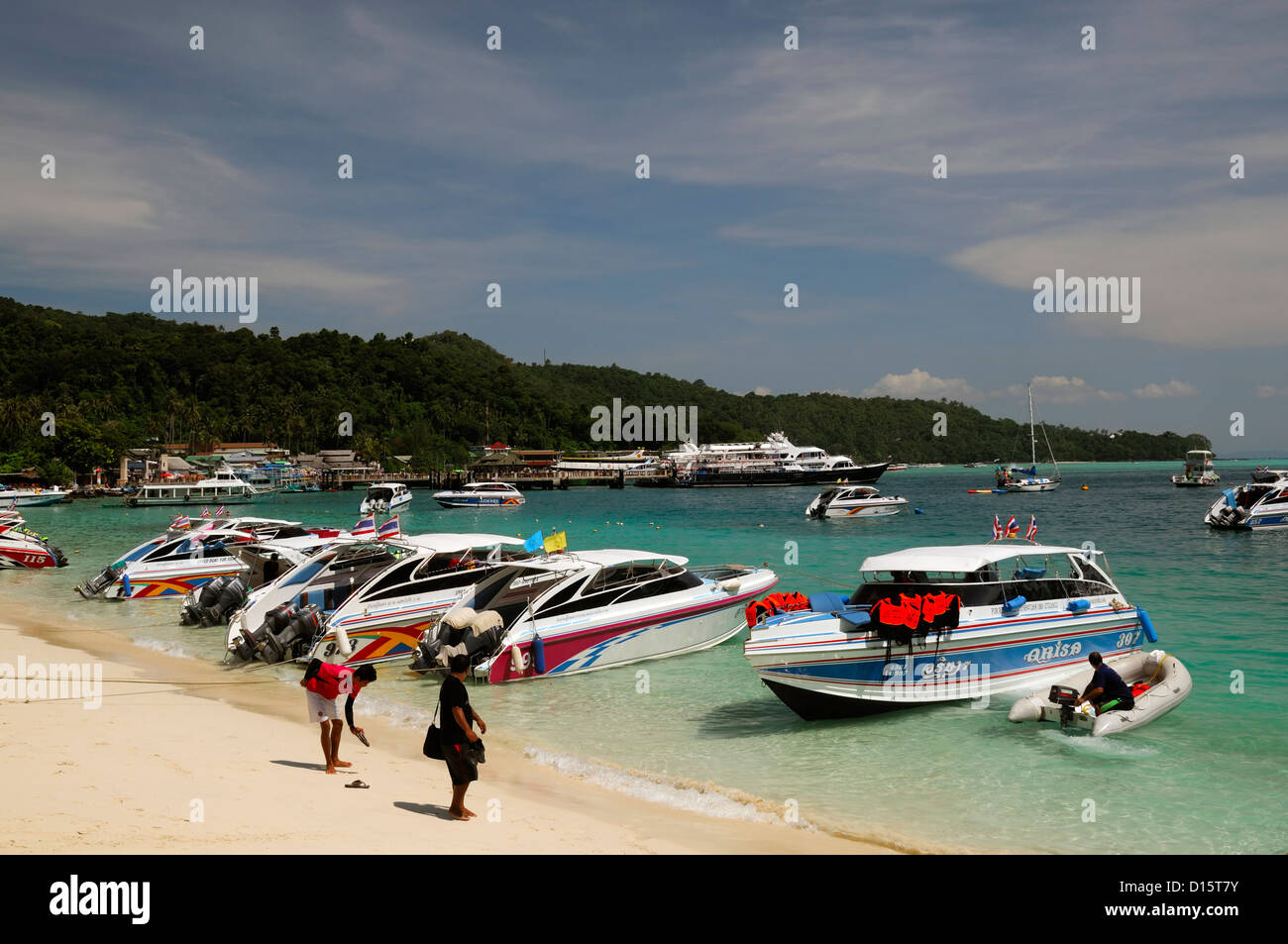 Schnellboote Koh Phi Phi Don Strand Tropenparadies Andaman Meer Krabi Thailand tropisches Inselparadies Stockfoto