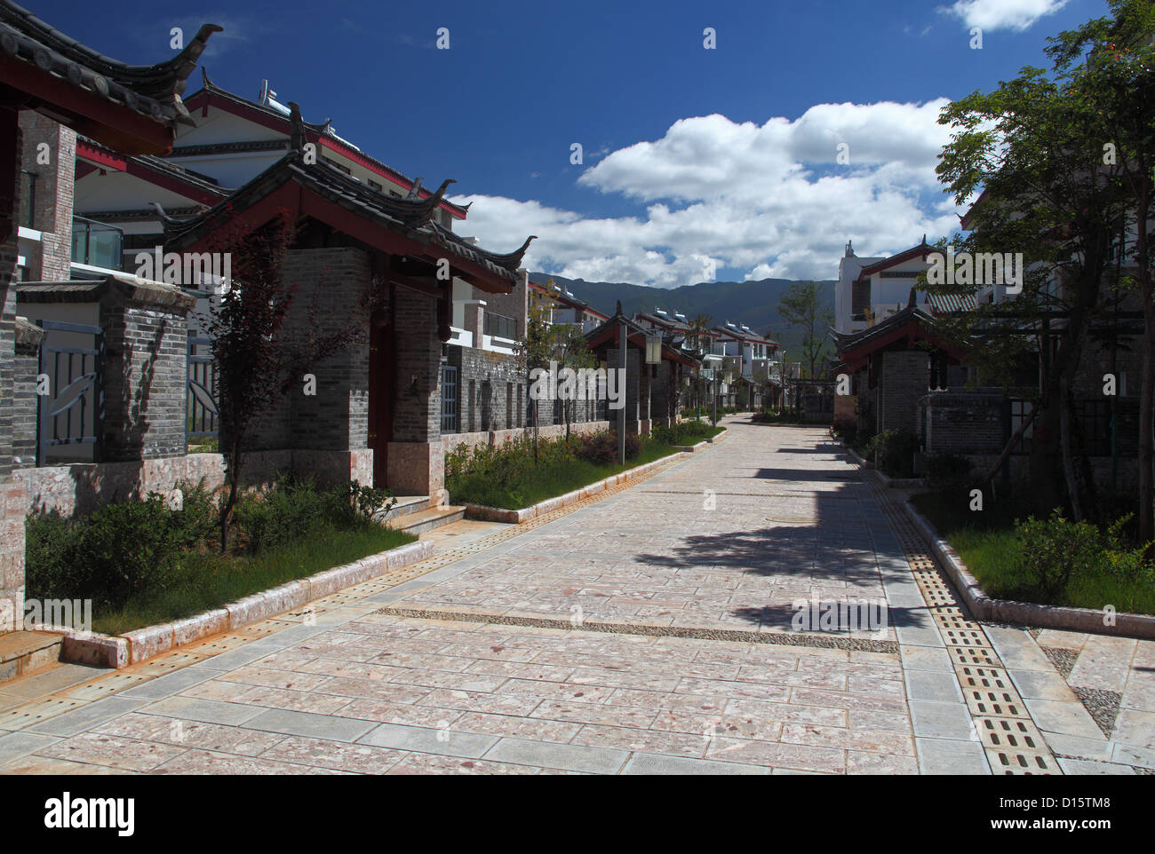 Moderne chinesische Wohngebiet in der Nähe der Stadt Lijiang in der südlichen Provinz Yunnan. Bauen in trad. Naxi Design und Farben in dieser Region. Stockfoto