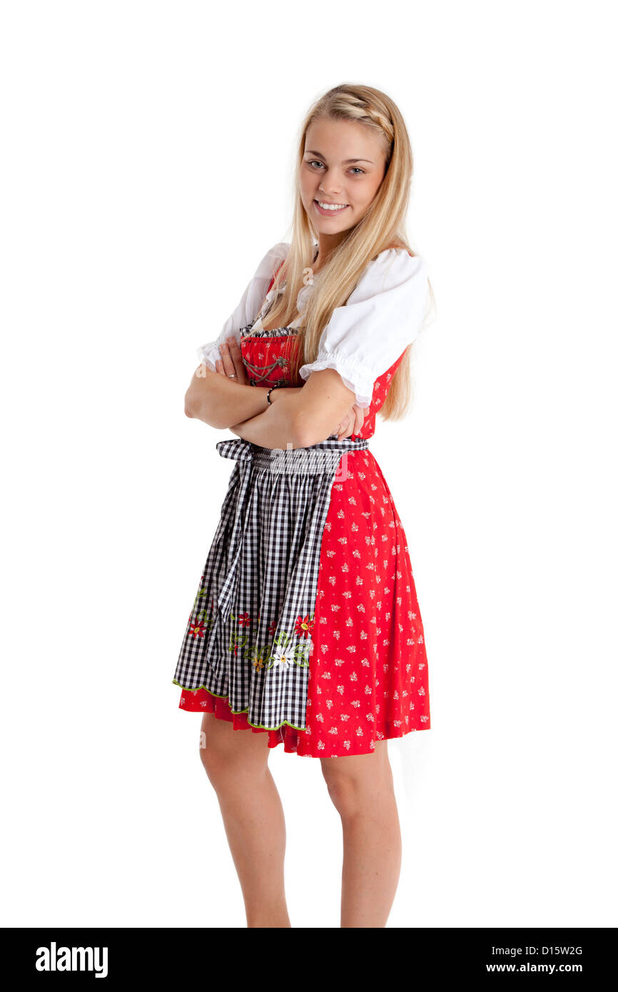 Lächelnde Frau in traditioneller Tracht verschränkt die Arme. Stockfoto