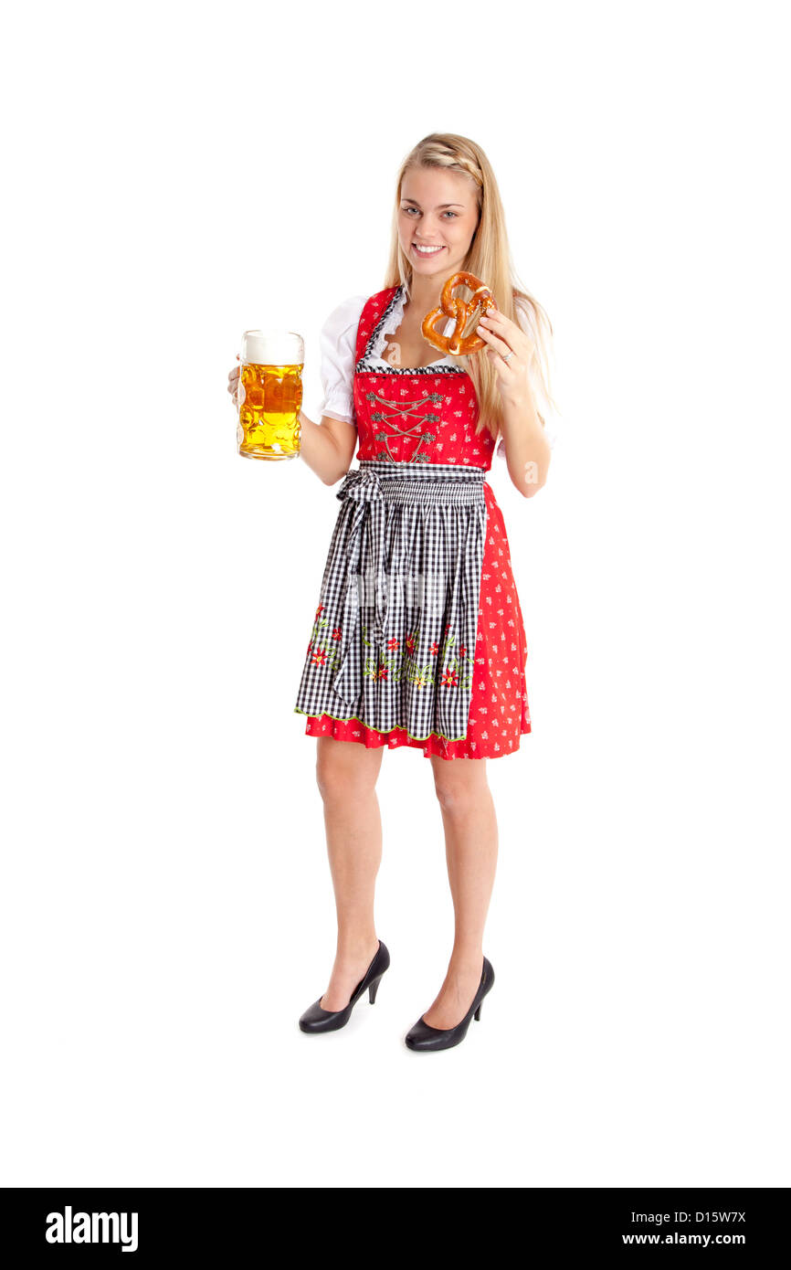 Blonde Frau in traditioneller Tracht mit Bier und Brezeln. Stockfoto