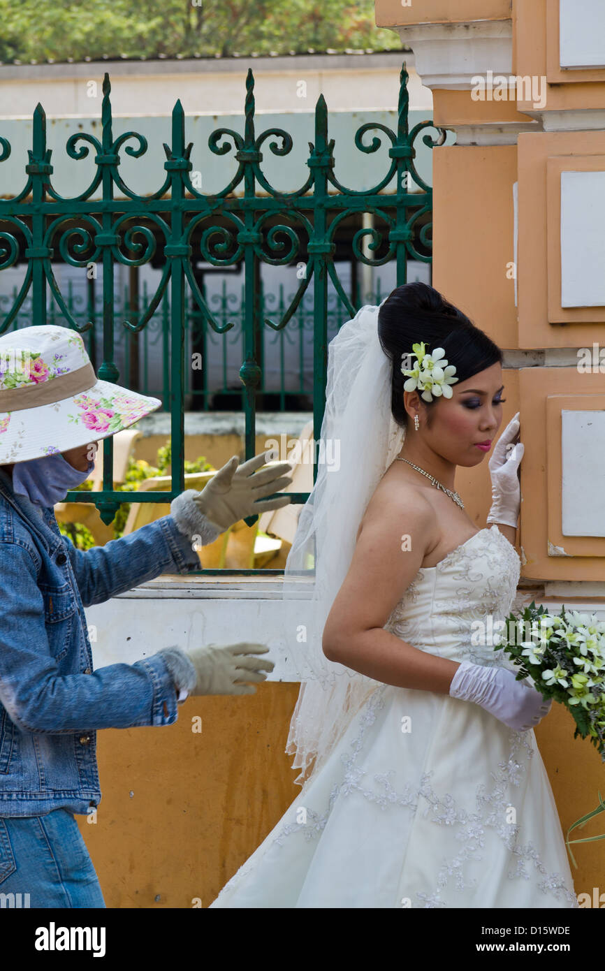 Braut in ihrem Hochzeitskleid vor dem Postamt in Ho-Chi-Minh-Stadt, Vietnam Stockfoto