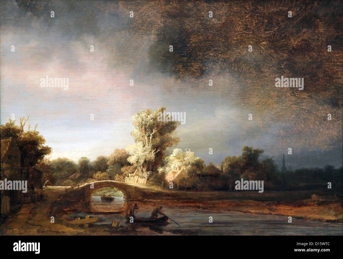 Die Steinbrücke (um 1638) von Rembrandt van Rijn. Stimmungsvolle niederländische Landschaft aus dem Goldenen Zeitalter mit dramatischem Himmel. Öl auf der Verkleidung. Stockfoto