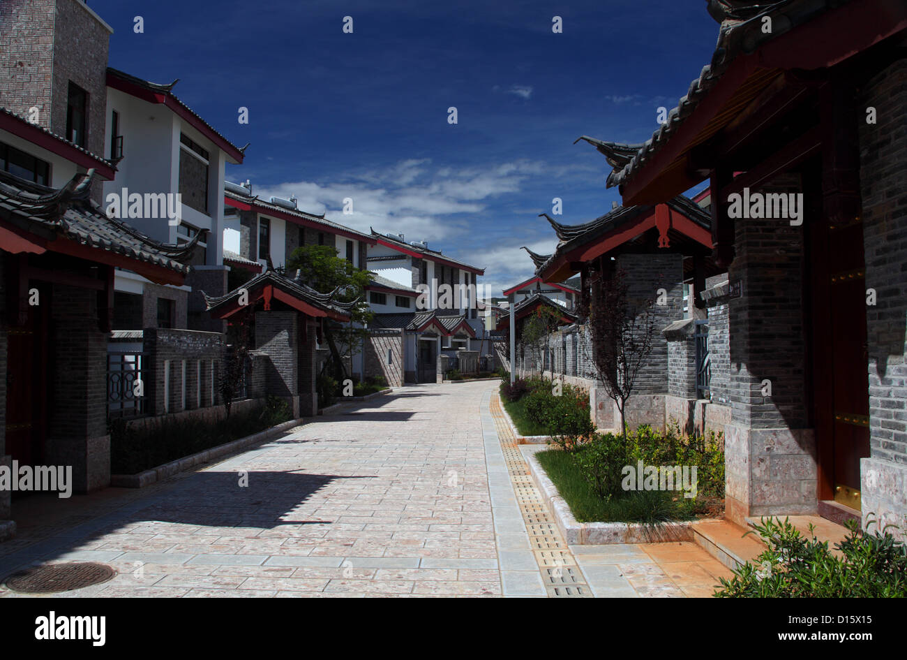 Moderne chinesische Wohngebiet in der Nähe der Stadt Lijiang in der südlichen Provinz Yunnan. Bauen in trad. Naxi Design und Farben in dieser Region. Stockfoto