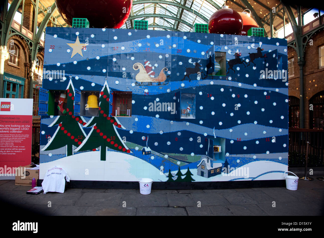 Weltweit größte LEGO Advent Kalender, Covent Garden, London von Duncan Titmarsh gebaut Stockfoto