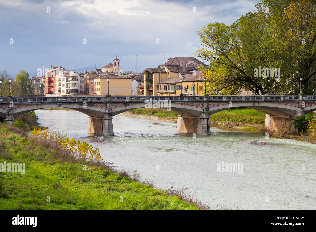 Blick auf Parma Stream und Ponte Verdi in Herbsttag, Italien Stockfoto