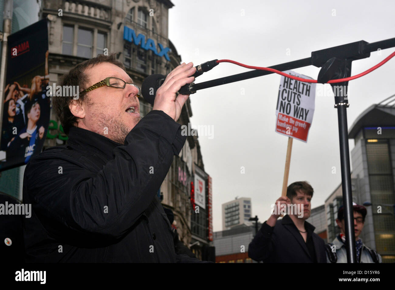 Ein Redner bei der Demonstration organisiert von Manchester Koalition gegen Cuts.The Demonstranten marschieren durch das Zentrum von Manchester und hören Sie Lautsprecher Aufruf zum Generalstreik, die Koalition-Regierung zu stürzen. Manchester, UK 08012-2012 Stockfoto