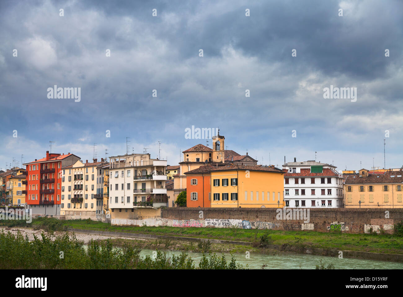 Ansicht von Parma Stream in trüben Herbsttag, Italien Stockfoto