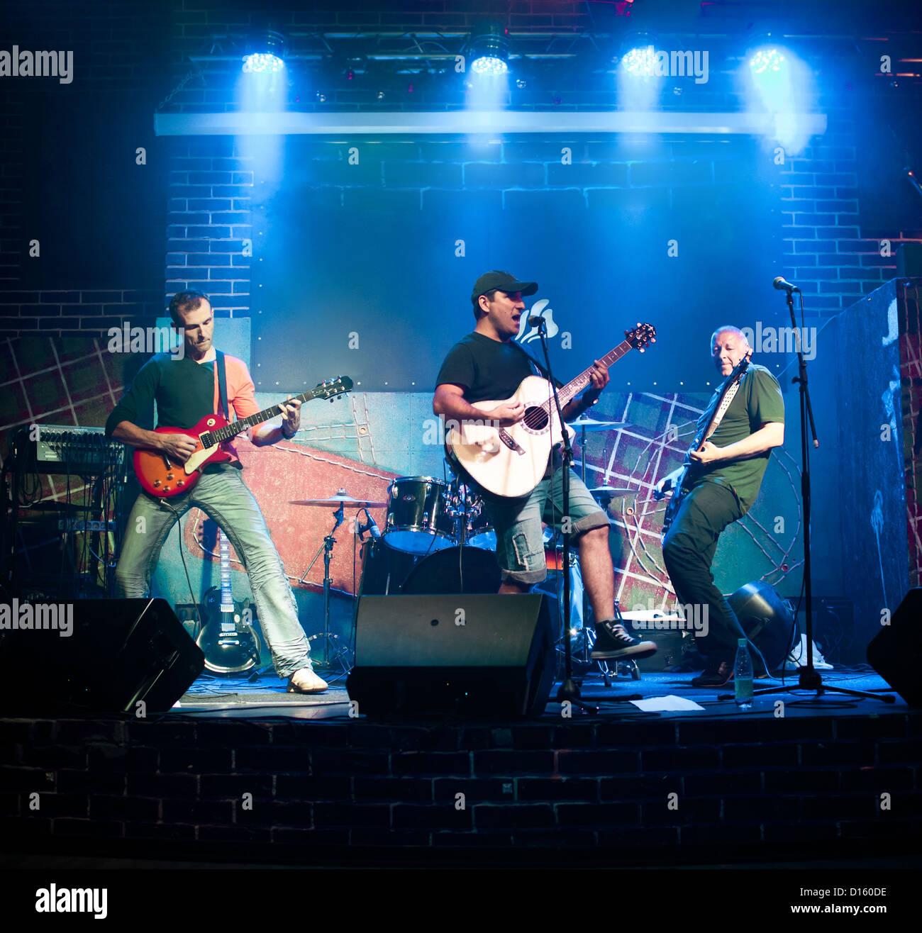 Musiker spielt eine Gitarre auf einem dunklen Hintergrund Stockfoto