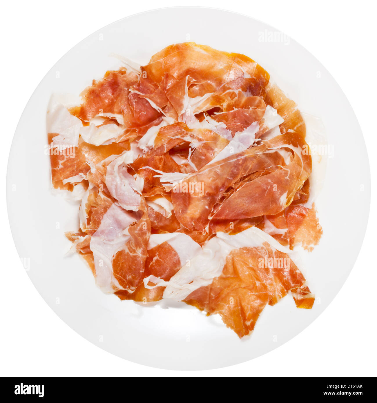 in Scheiben geschnittenen Schinken Prosciutto di Parma auf Platte isoliert auf weißem Hintergrund Stockfoto