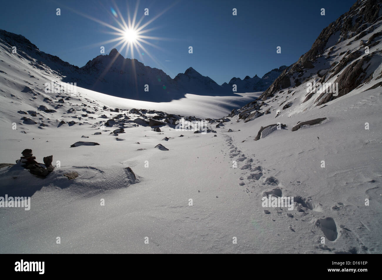 Spuren im Schnee mit Sonne Stern Stockfoto