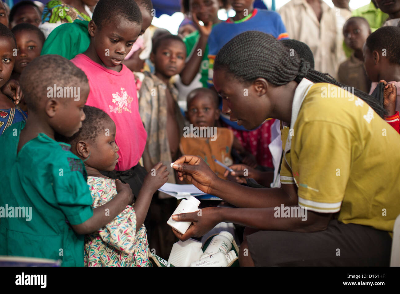 Kinder in die Warteschlange für Entwurmung Medikamente eine Immunisierung Outreach Camp in Kitugutu Dorf, Kyenjojo District, Uganda. Stockfoto