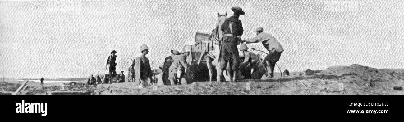 Britische Matrosen und Marinesoldaten Erziehung Munition unter Feuer während Linderung von Tientsin, China, Boxeraufstand 1900 Stockfoto