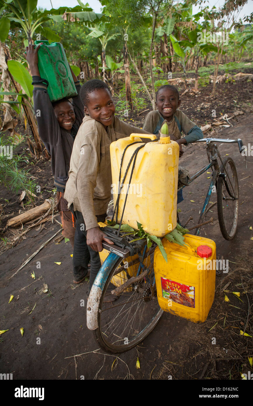 Jungen holen Wasser in Kasese, Uganda, Ostafrika Stockfoto