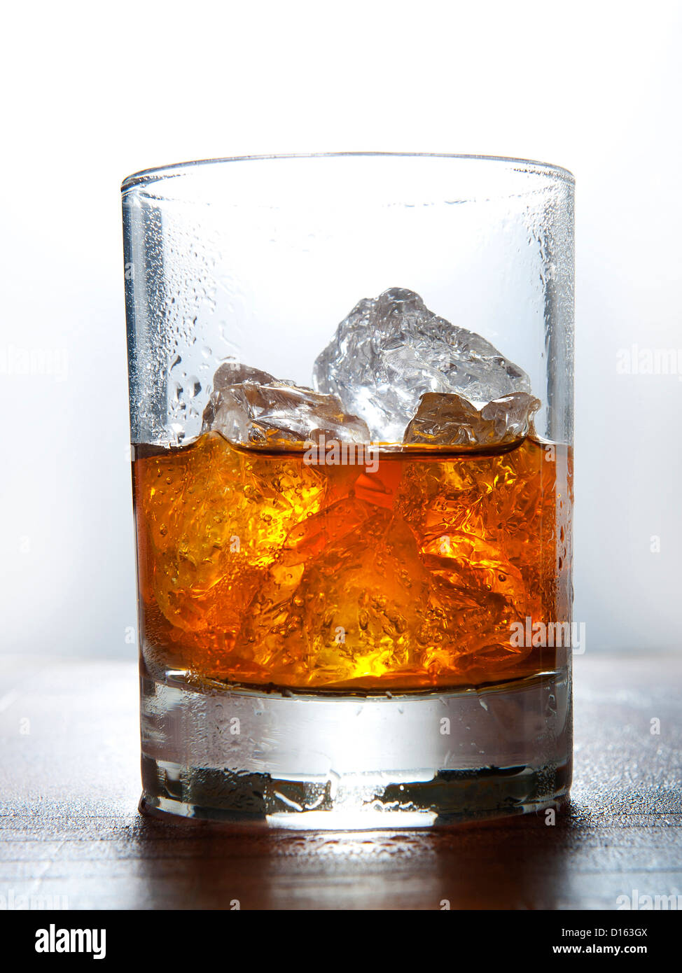 Glas Whiskey auf Eis Stockfoto