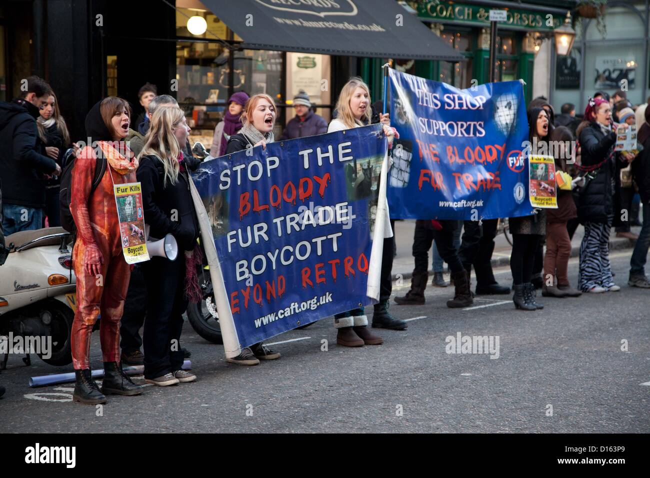 London, UK. 8. Dezember 2012 der Koalition zur Abschaffung der Pelzhandel Proteste außerhalb der Burberry Store an der Regent Street gegen den Verkauf von Pelzprodukten statt. Sie zog dann nach Great Marlborough Street, wo sie außerhalb Beyond Retro protestierten. Stockfoto