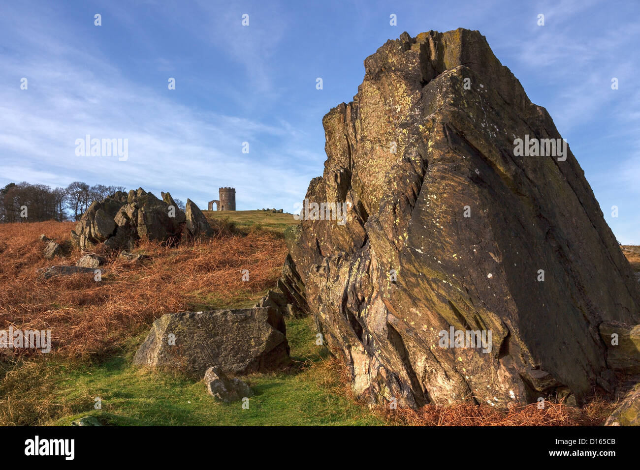 Alte präkambrischen Gesteinen und "Alter John" Torheit in Bradgate Park, Leicestershire, England, Großbritannien Stockfoto