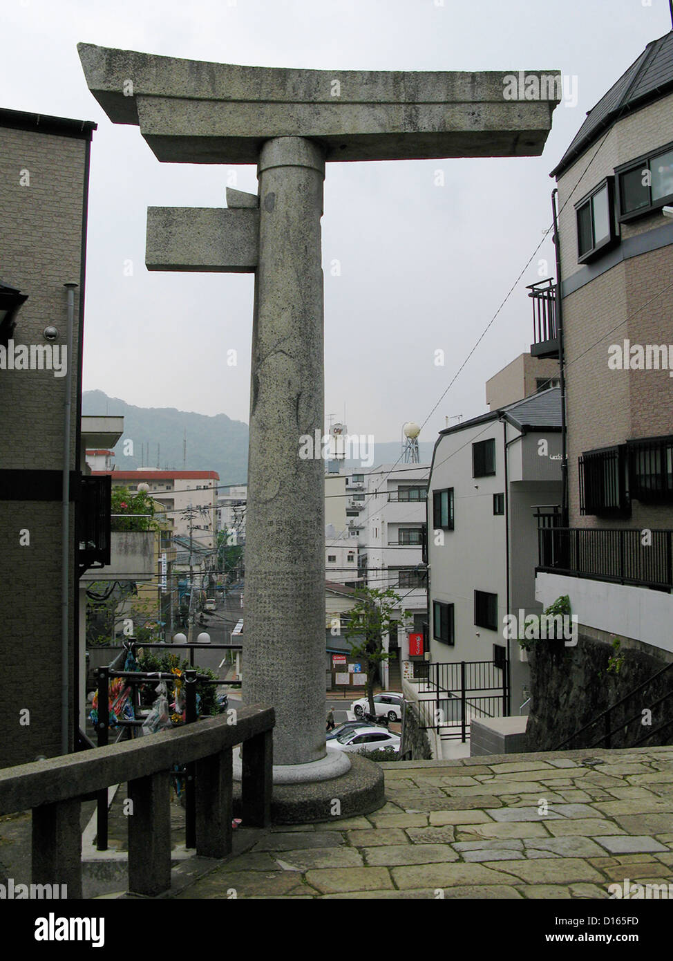 Einbeinige Torii, Sannō Schrein, Nagasaki, Japan. Die andere Hälfte wurde bei der Explosion der Atombombe gestürzt. Stockfoto