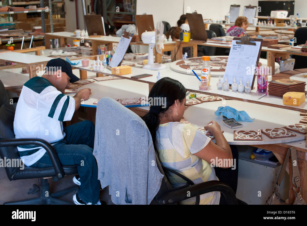 Handwerker die hand Malerei Tonziegel, LA Stockfoto