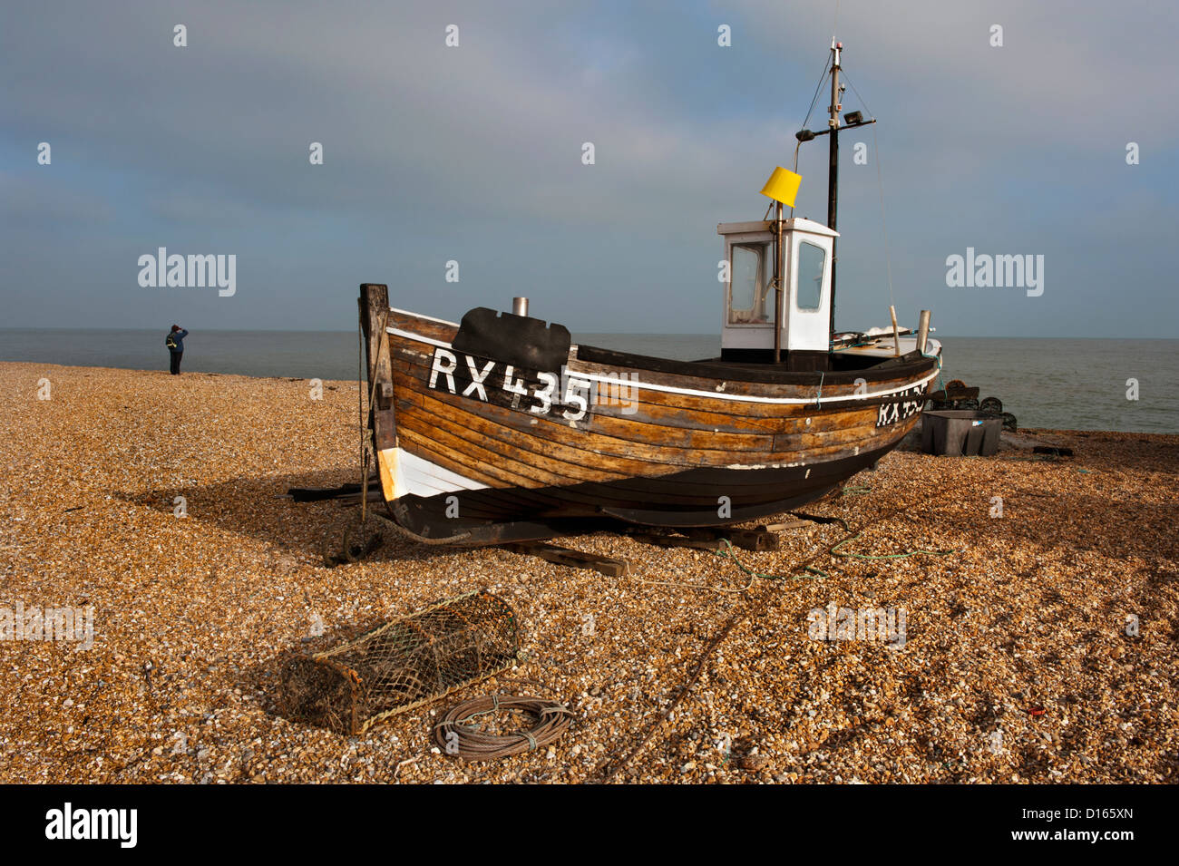 Angelboot/Fischerboot am Strand Schindeln auf einem Herbsttag an Dungeness, Kent. Stockfoto