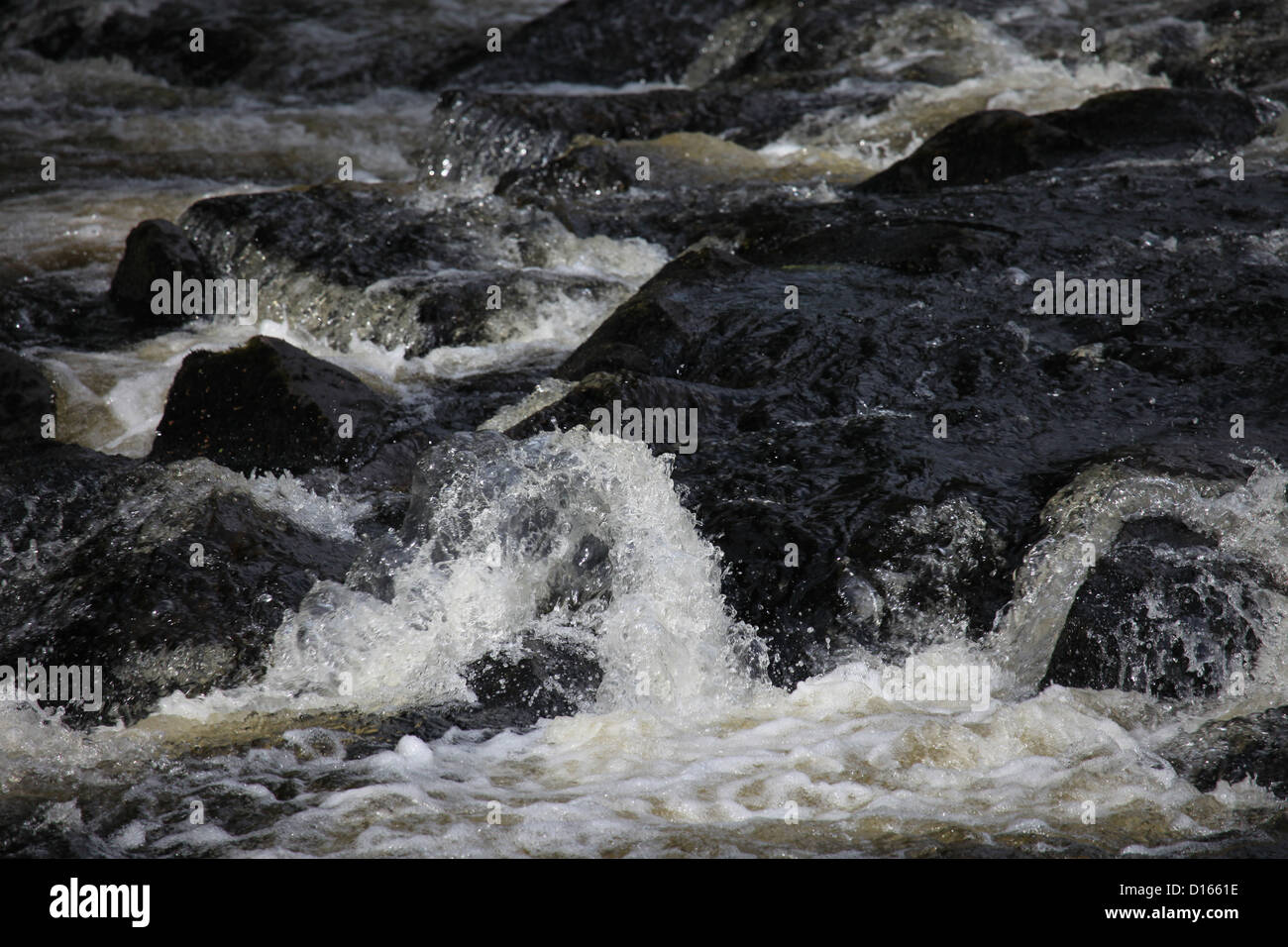 Co Grafschaft Kerry, Gebirgsbach, der seinen Weg über große Felsbrocken Stockfoto