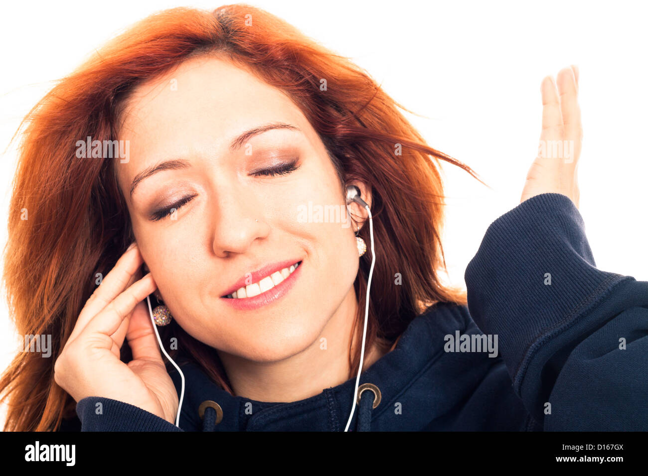 Nahaufnahme des jungen Frau genießen Musik hören, isoliert auf weißem Hintergrund. Stockfoto