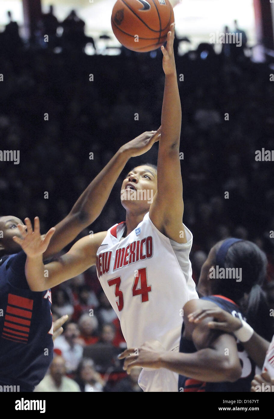 8. Dezember 2012 - Albuquerque, NM, USA - UNM #34 Whitney Johnson setzt die Aufnahme zwischen einem Paar von Arizona Spieler in ihrem Spiel Samstag Nachmittag in der Grube. Samstag, Dec.08, 2012. (Kredit-Bild: © Jim Thompson/Albuquerque Journal/ZUMAPRESS.com) Stockfoto