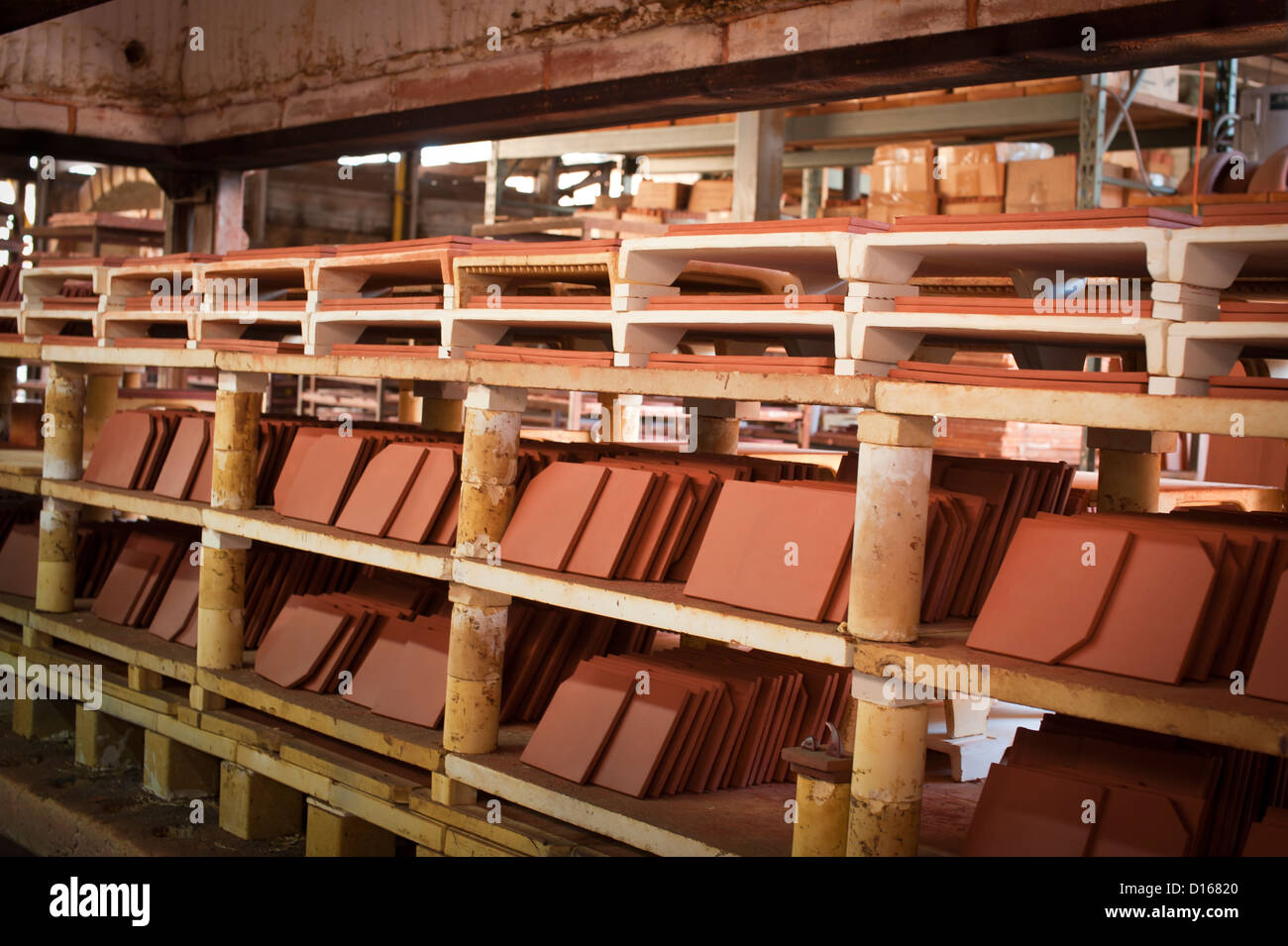 Rohton Fliesen in einer Ziegelei, LA Stockfoto