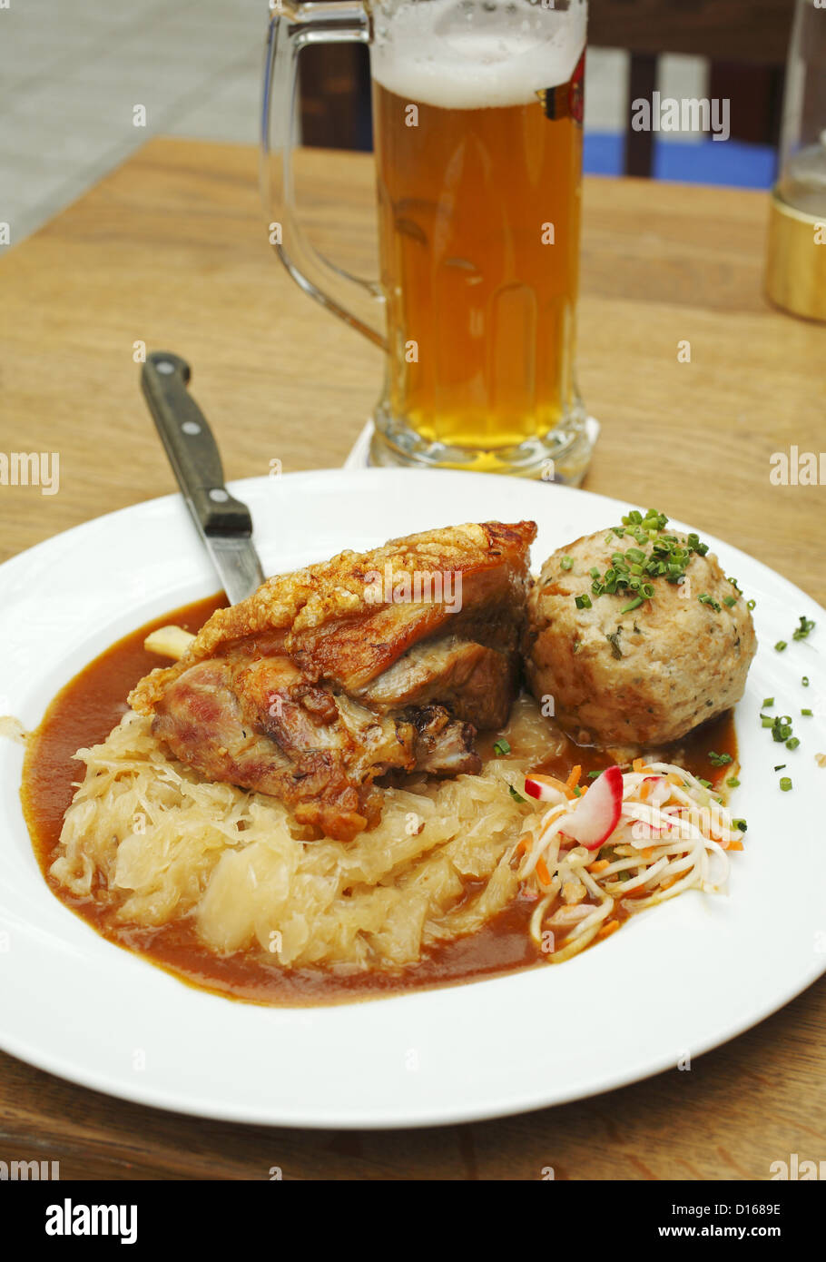 Geschmorte Schweinshaxe mit Bier, Abendessen im Airbräu bayerische Wirtshaus in München Stockfoto