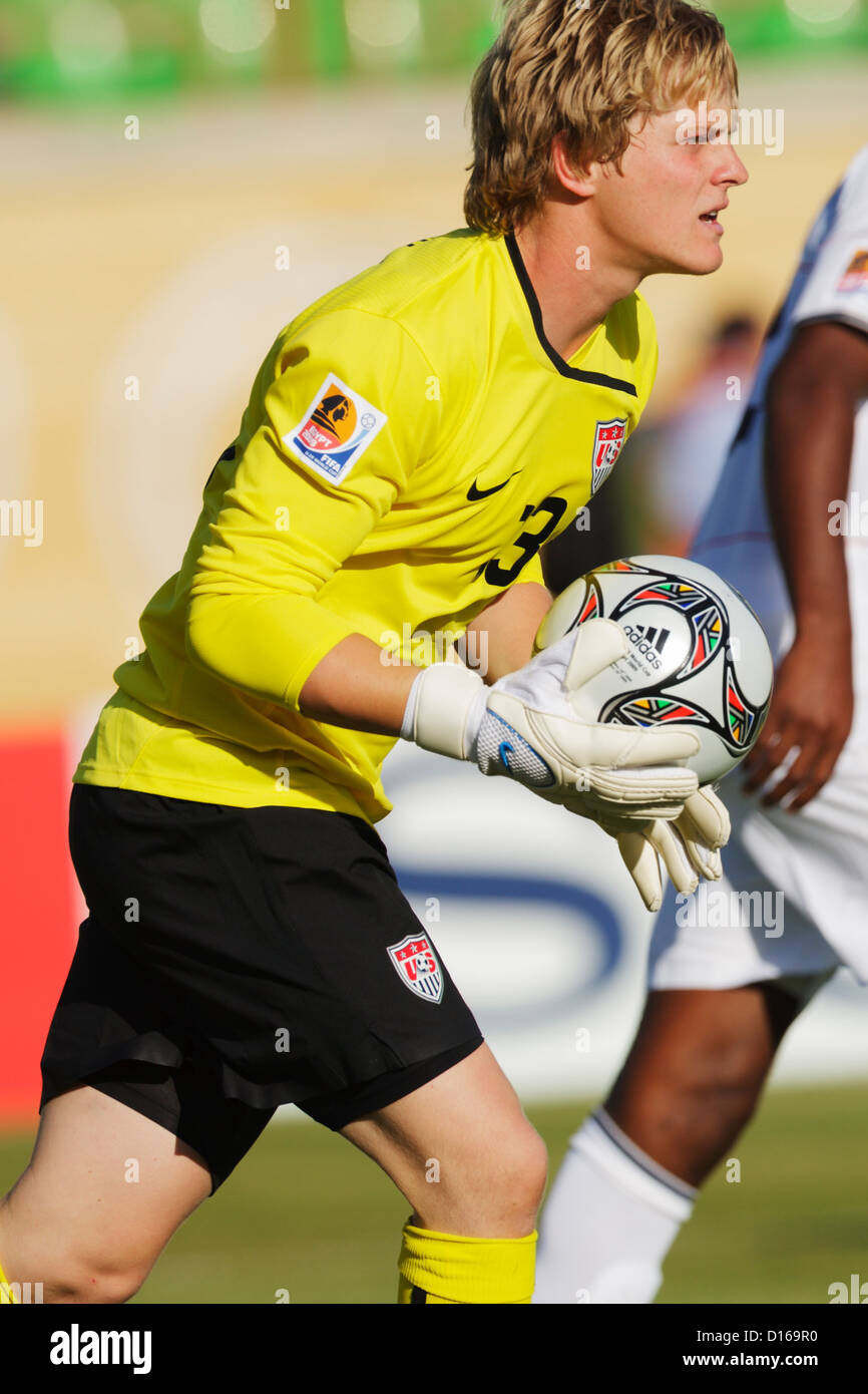 US-Torhüter Brian Perk beim Spiel der Gruppe C der FIFA U-20-Weltmeisterschaft 2009 gegen Deutschland im Mubarak-Stadion am 26. September 2009 in Suez, Ägypten. Nur redaktionelle Verwendung. Kommerzielle Nutzung verboten. (Foto: Jonathan Paul Larsen / Diadem Images) Stockfoto