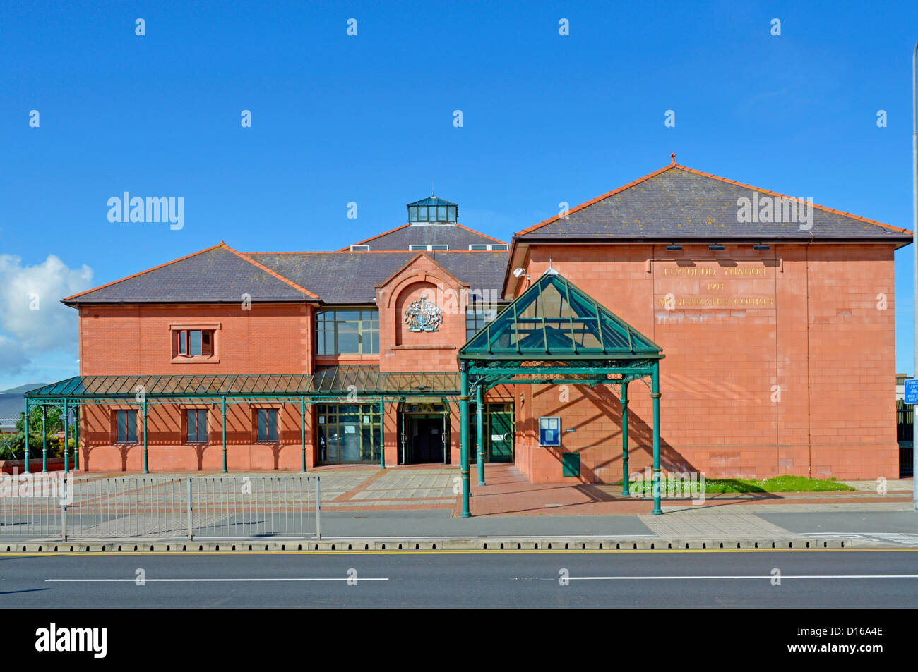 Blauer Himmel, sonniger Tag im Gerichtsgebäude des Llandudno Magistrates Court, das auch Familien- und Jugendgerichtsdienste betreibt, Conwy Clwyd North Wales UK Stockfoto