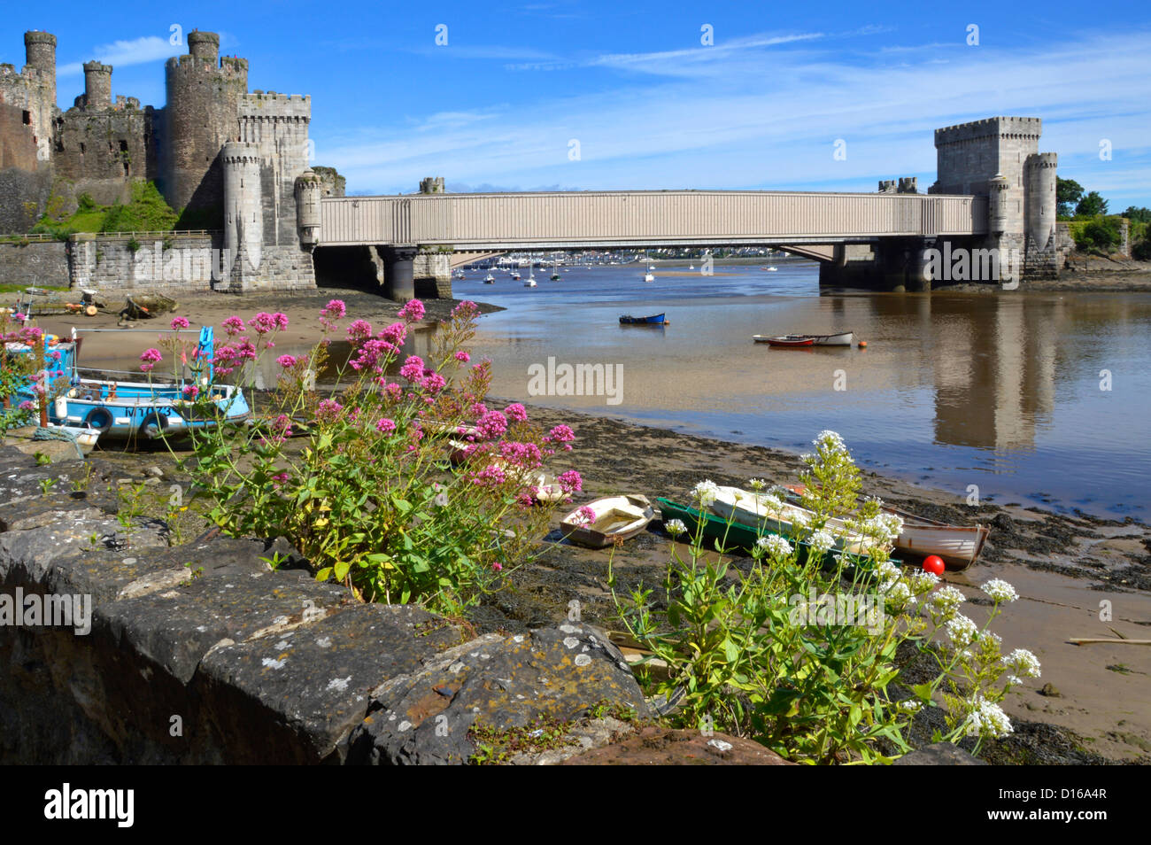 Robert Stephensons historische Rohreisenbahn-Brücke über den Fluss Conwy riverside blaue Himmel Landschaft neben Conwy Castle Clwyd North Wales VEREINIGTES KÖNIGREICH Stockfoto