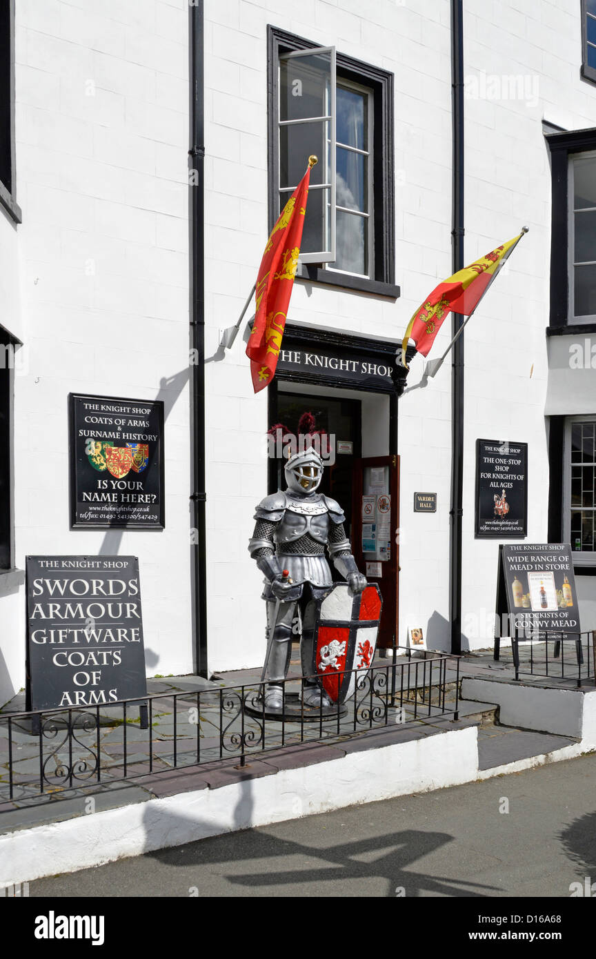 Ritter-Shop in Conwy Stadt verkaufen Schwerter Rüstungen und Wappen Stockfoto