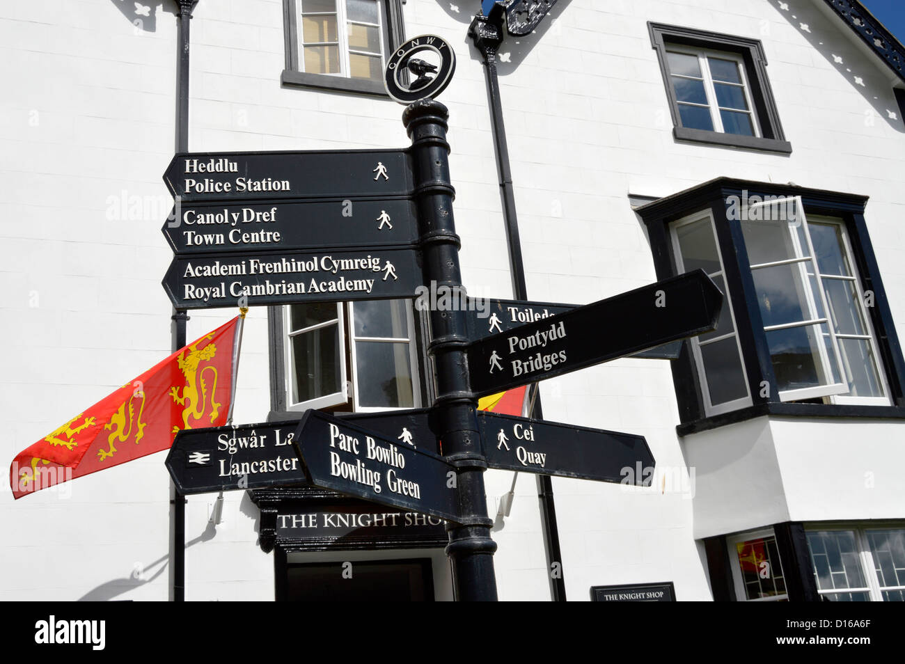 Zweisprachiger Walisisch-englischer Wegweiser für Fußgänger im Zentrum der mittelalterlichen Stadt Conwy außerhalb des Knight Shop Clwyd North Wales UK Stockfoto
