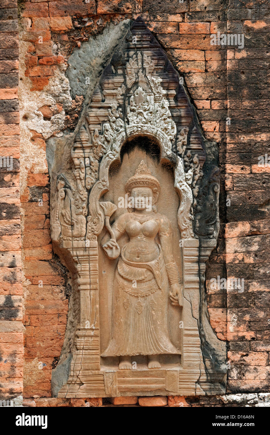 Relief einer weiblichen Gottheit trägt eine lange Plissee Kleid und hält eine Fliege Schneebesen, Lolei Tempel Angkor, Kambodscha Stockfoto