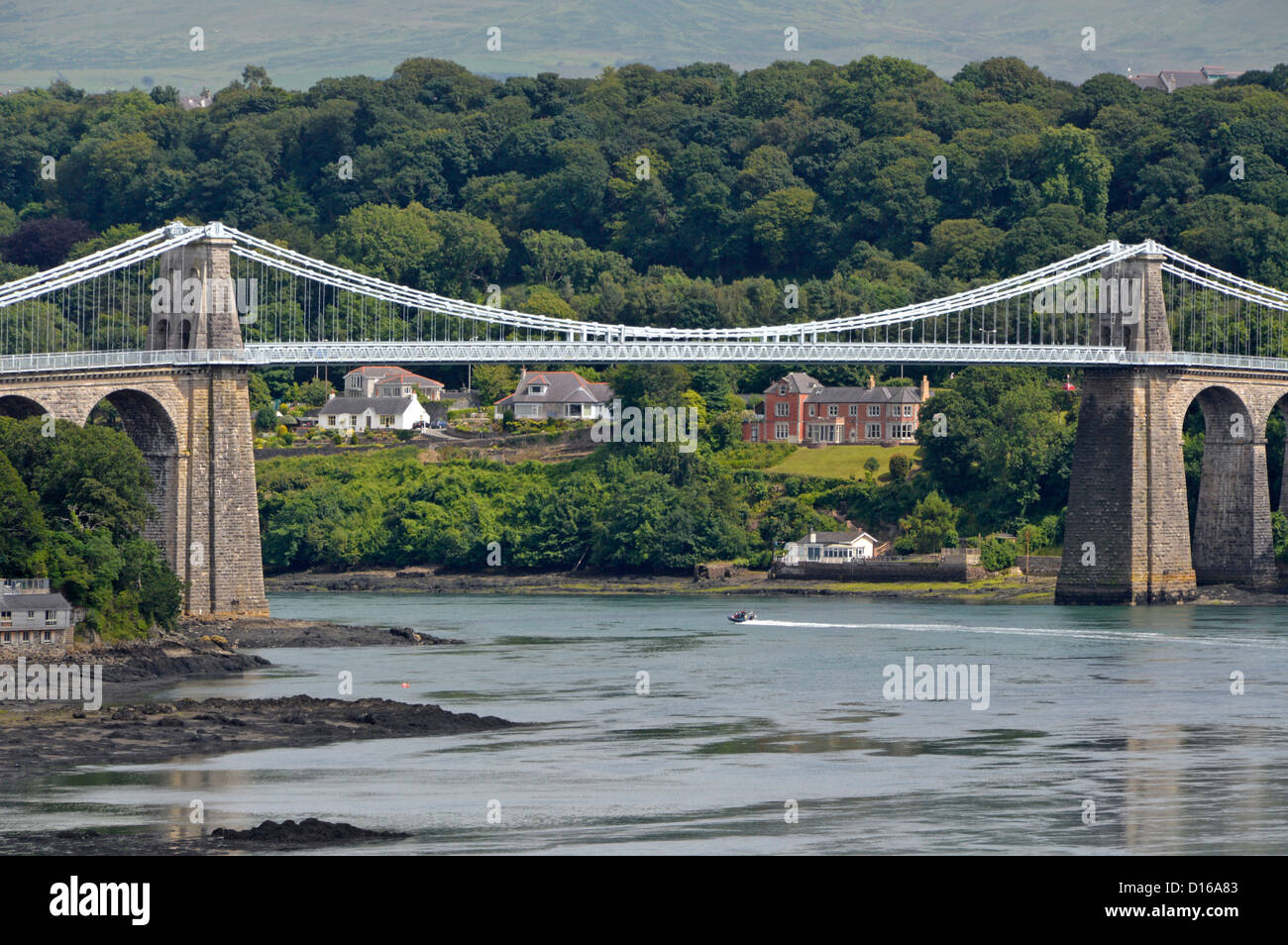 Menai Bridge, entworfen von Thomas Telford Überquerung der Menai Straits Wasserstraße auf der Straße eine Verbindung mit der Insel Anglesey im Norden von Wales in Großbritannien Stockfoto
