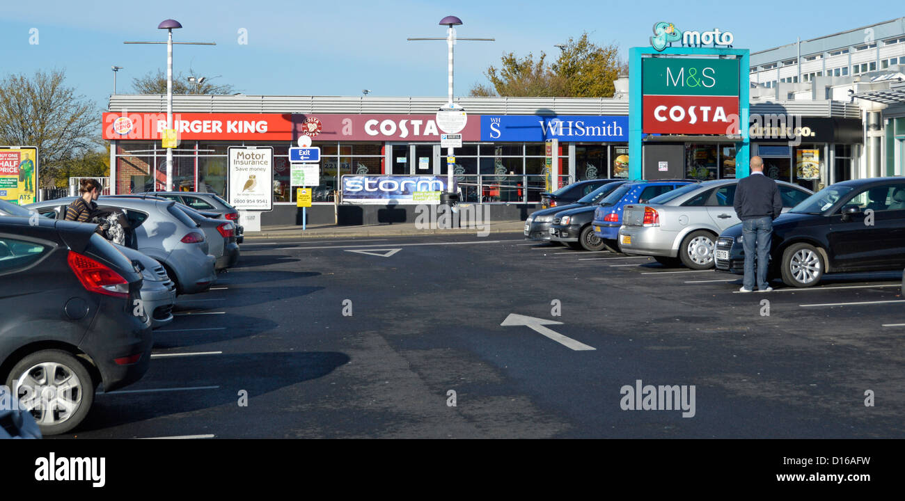 Autobahnraststätte und Parkplatz auf der M1 von Moto laufen Stockfoto