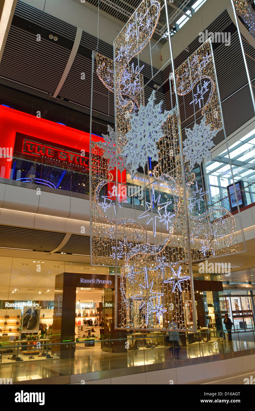 Westfield Shopping Malls für Weihnachten dekoriert am frühen Morgen Stratford City Newham East London England UK gesehen Stockfoto