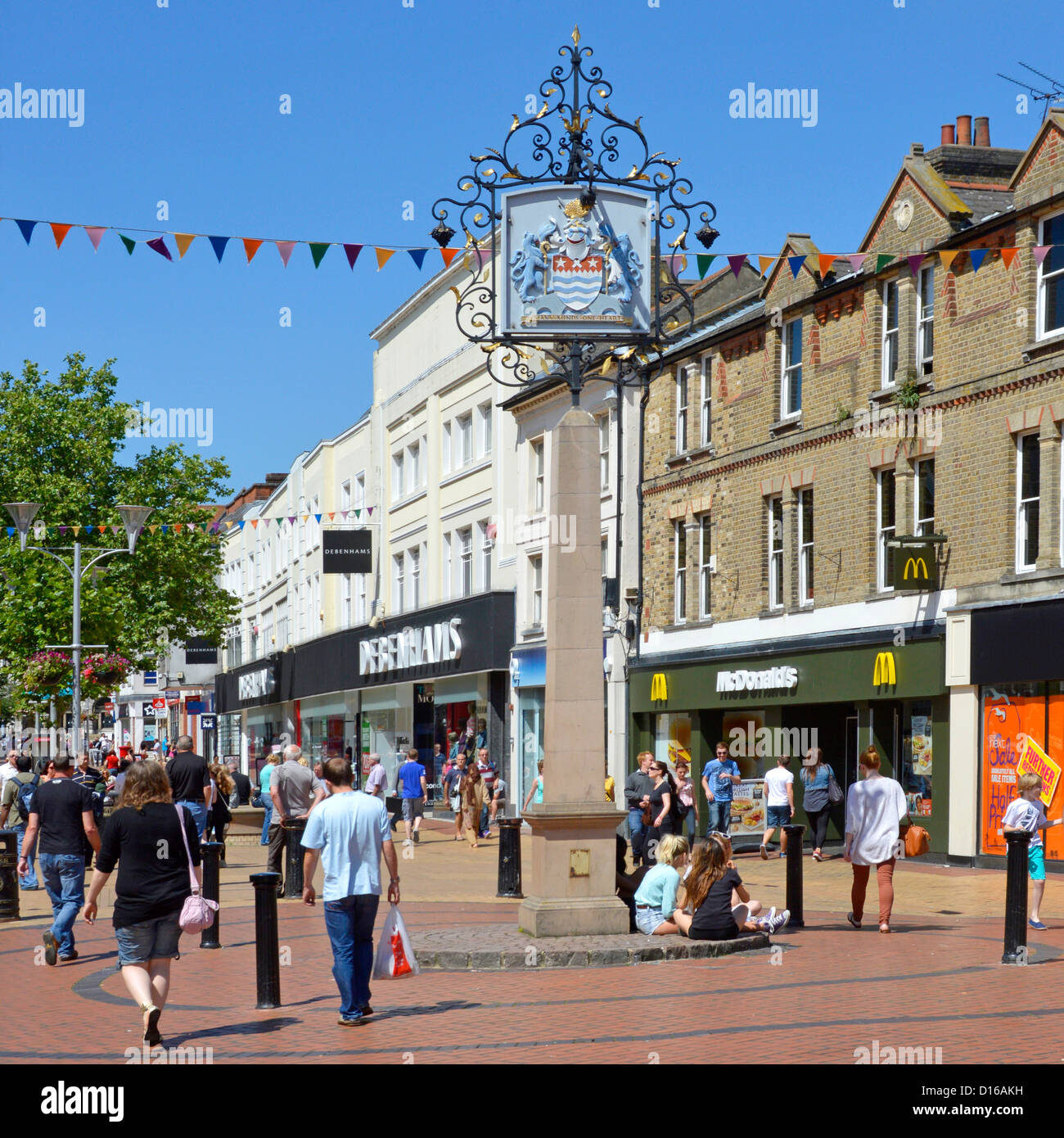 Sommer blauer Himmel Tag für Shopper in Chelmsford City Shopping High Street & County Stadt Wappenschild McDonalds & Debenhams Stores Essex England Großbritannien Stockfoto