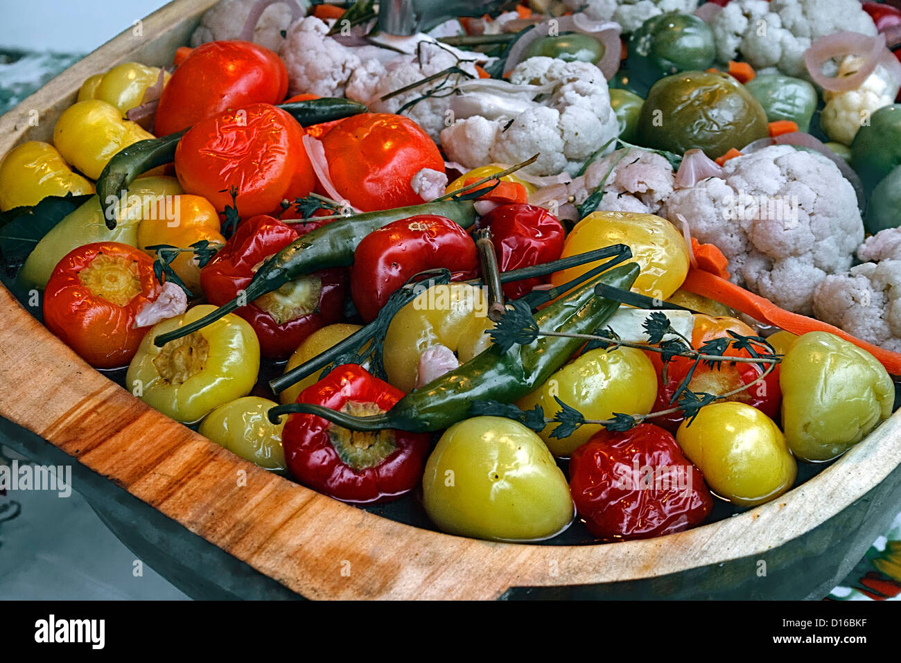 Gurken in Haus, ausgesetzt in großen Mengen für den Verkauf vorbereitet. Traditionelle rumänische. Stockfoto