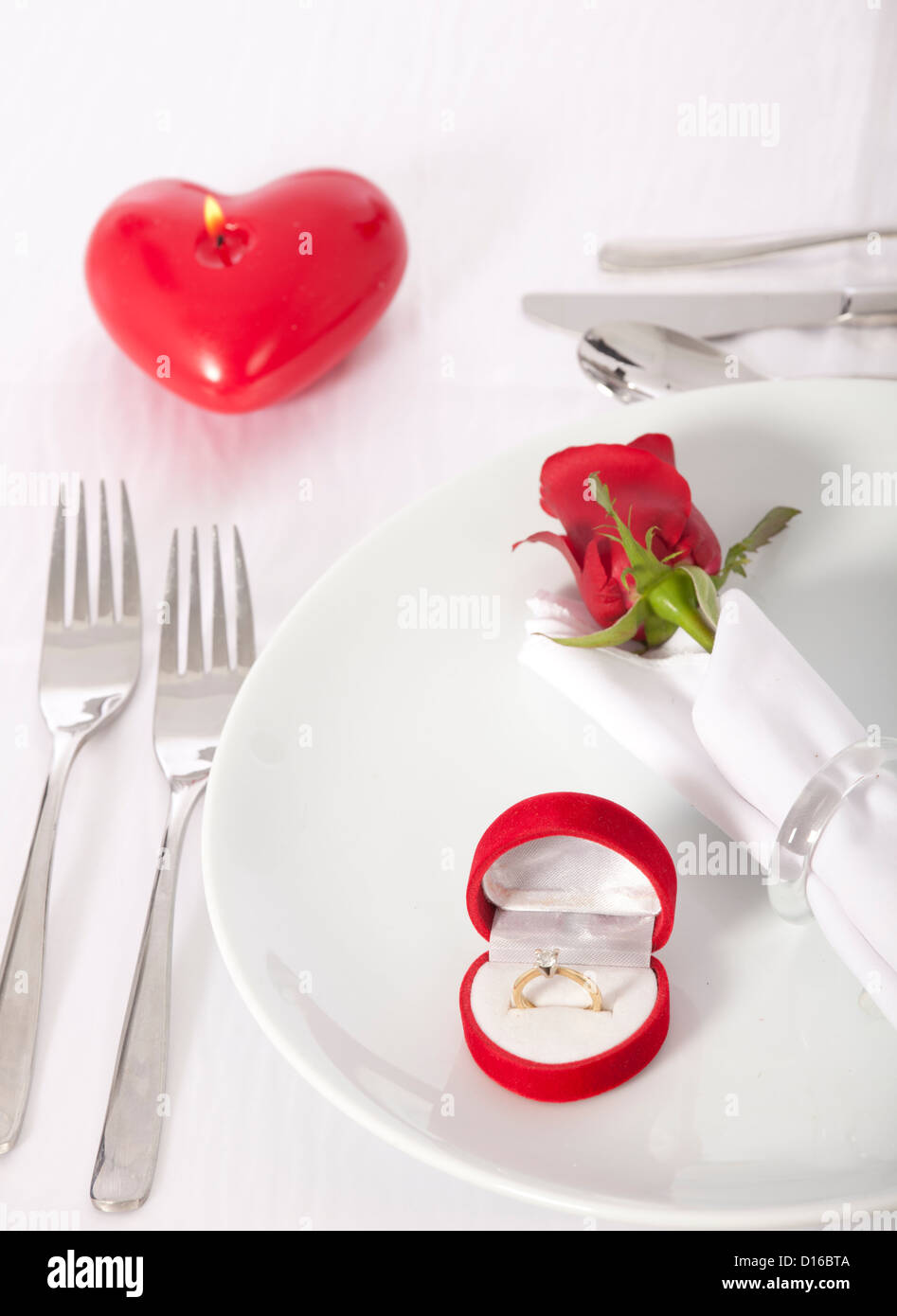 Ring in Geschenkbox auf festlichen Tisch zum Valentinstag Stockfoto