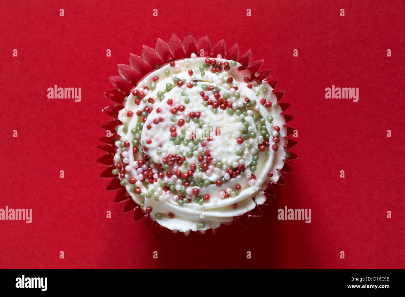 Weihnachten pie Cupcake auf rotem Hintergrund isoliert Mince - von oben nach unten suchen. Stockfoto