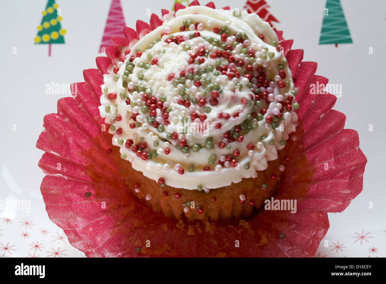 Weihnachten Mince Pie Cupcake auf festlichen Teller mit Weihnachtsbäume Stockfoto