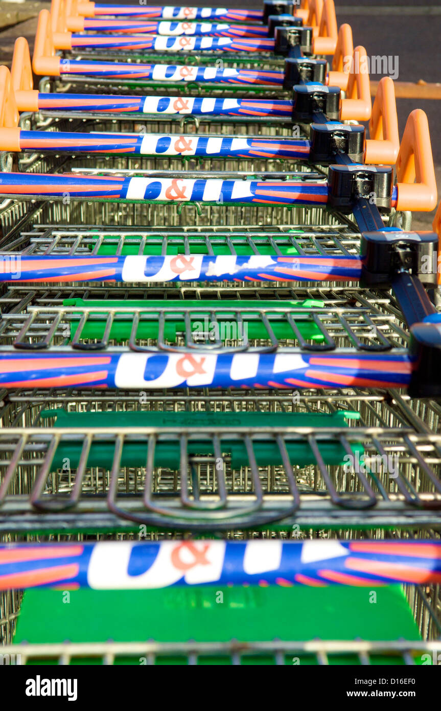 B und m Schnäppchen Reihe gestapelt Einkaufs Trolly Stockfoto