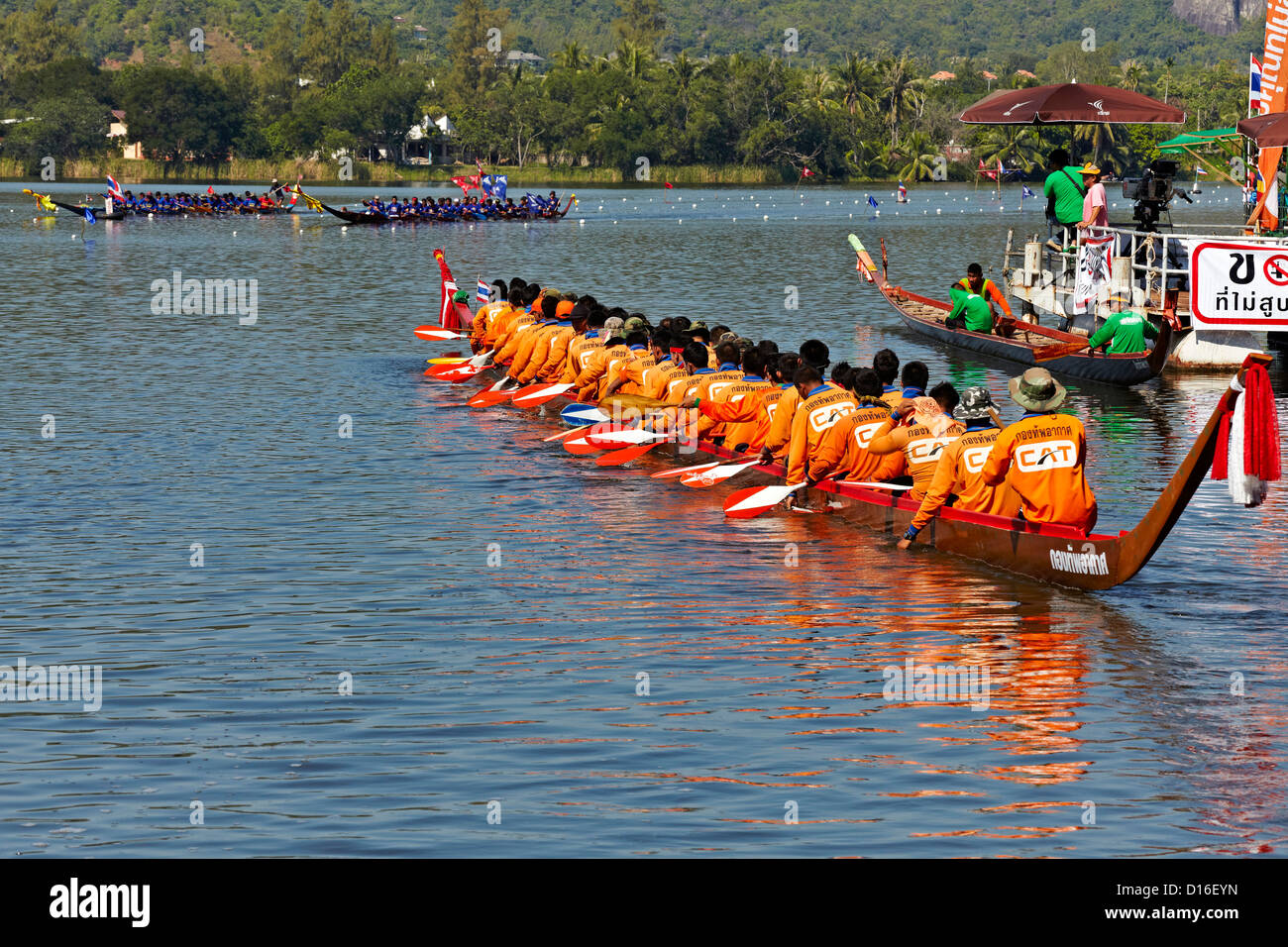 Thailand Rennen lange Boot und Crew. Thailand S. E. Asien Stockfoto