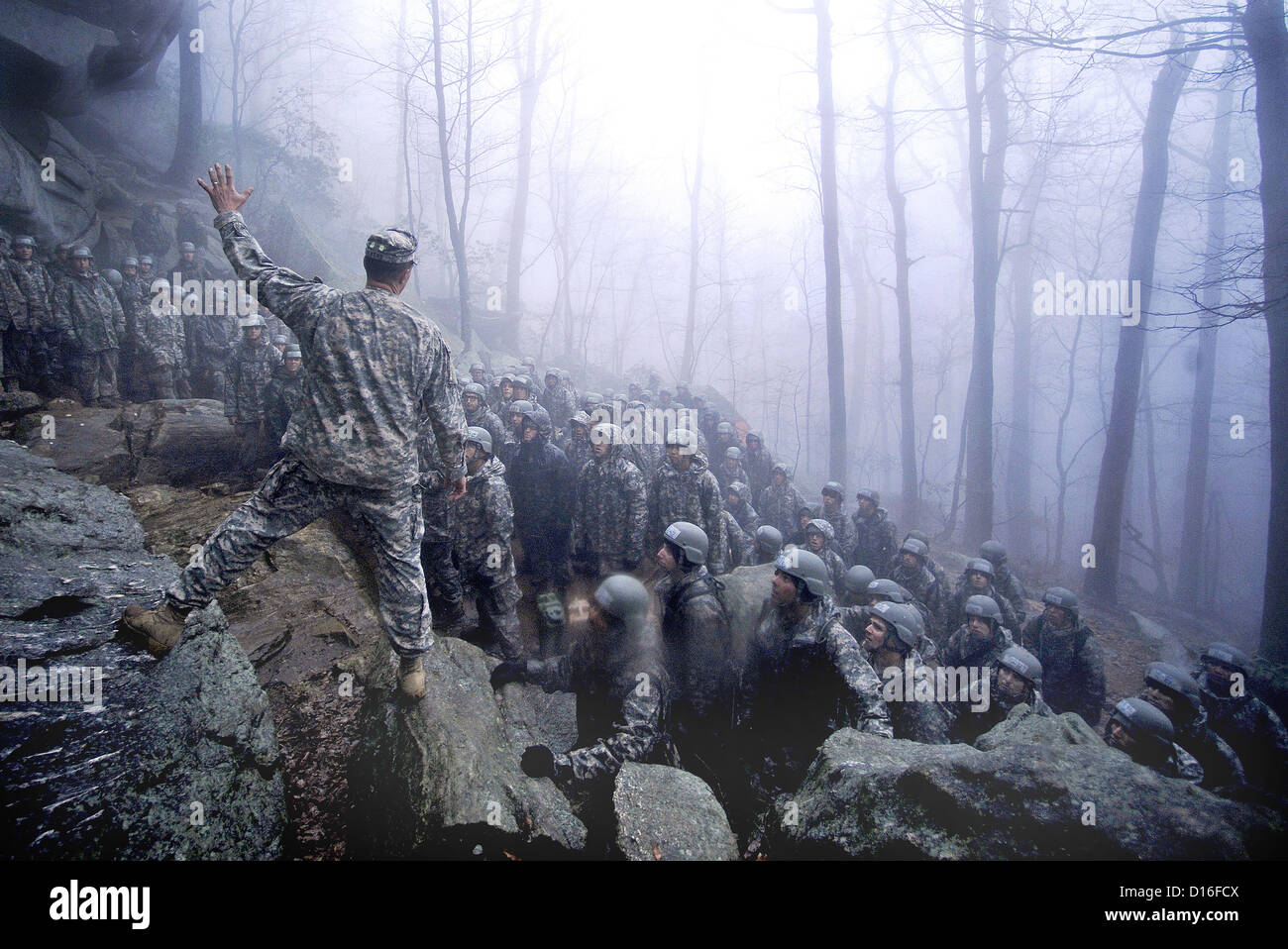 Ein Ranger-Instructor erklärt Rangers die Technik für die Abwehr von 50 ft Rock zu seiner linken in Dahlonega, Georgia 13. Mai 2009. Stockfoto