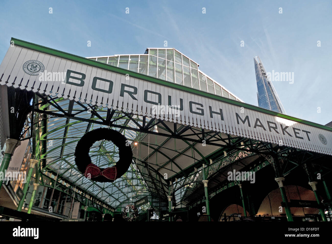 Borough Market Zeichen, Weihnachtskranz & Gebäude mit der Scherbe im Hintergrund London Bridge, London UK KATHY DEWITT Stockfoto