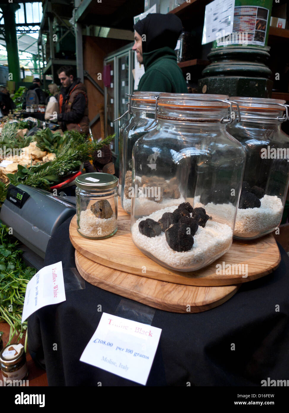 Schwarz / weiß frische Trüffel aus Molise Italien angezeigt in Gläsern Borough Market, London Bridge, London, UK KATHY DEWITT Stockfoto