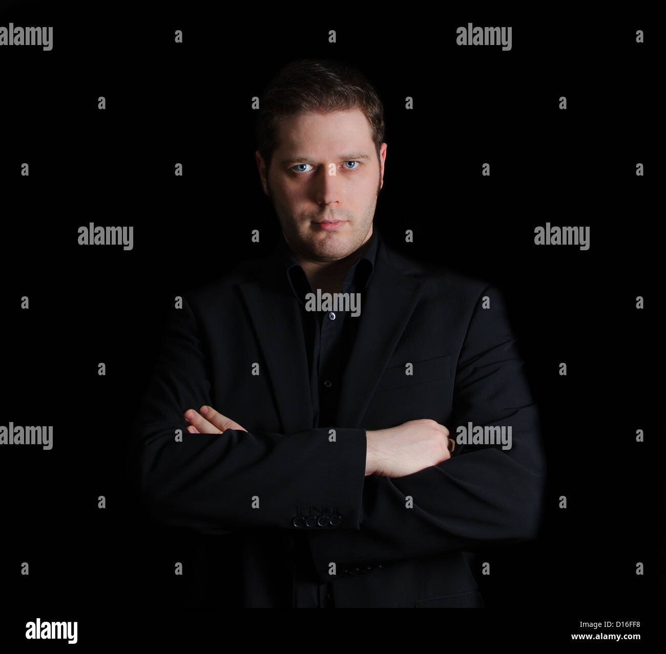Portrait der Mann im schwarzen Anzug mit verschränkten Armen Stockfoto